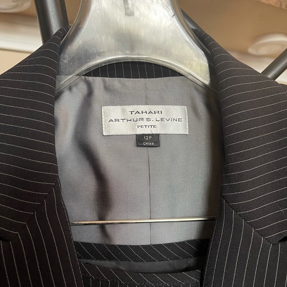 NWT Tahari 3 Piece Black/White Pinstripe Suit.  Jacket, Tank and Skirt 12P. - Picture 2 of 8